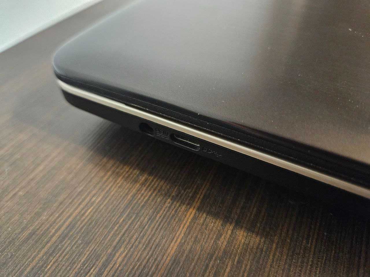 Czarny laptop Asus X541S
