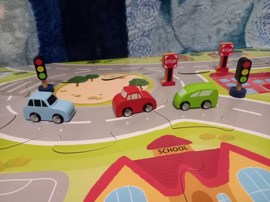 Miasto z autami i znakami drogowymi