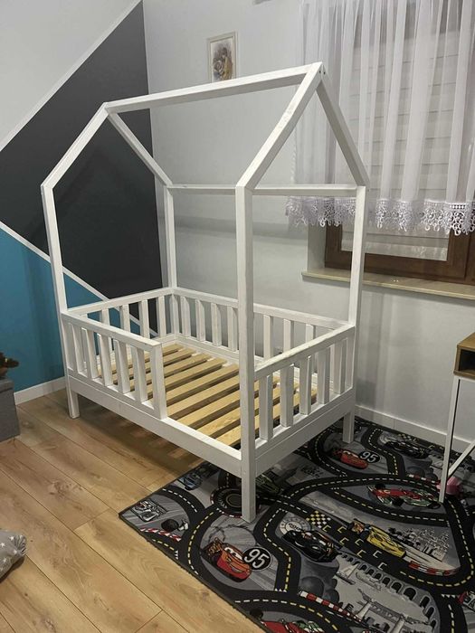 Łóżko dziecięce w kształcie domku, solidne z drewna