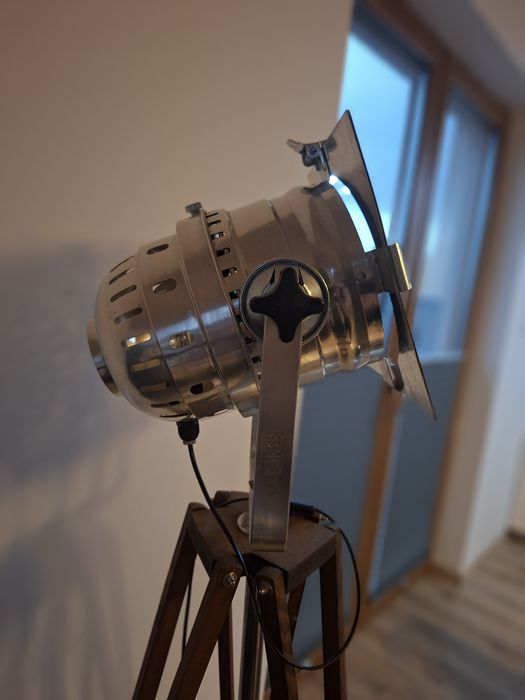 Lampa stojąca a'la studyjna