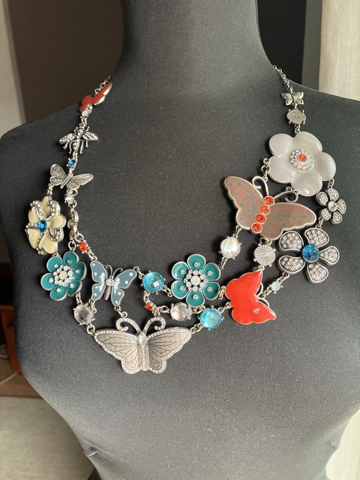 Colar brilhantes e esmalte