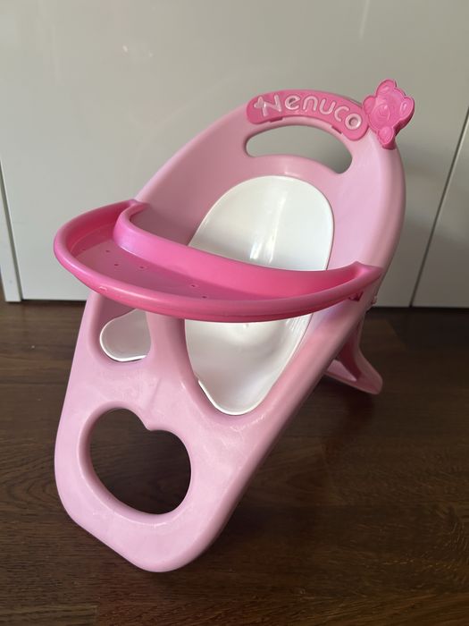 2 lalki wraz z akcesoriami- wanna, stolik do karmienia, nosidło