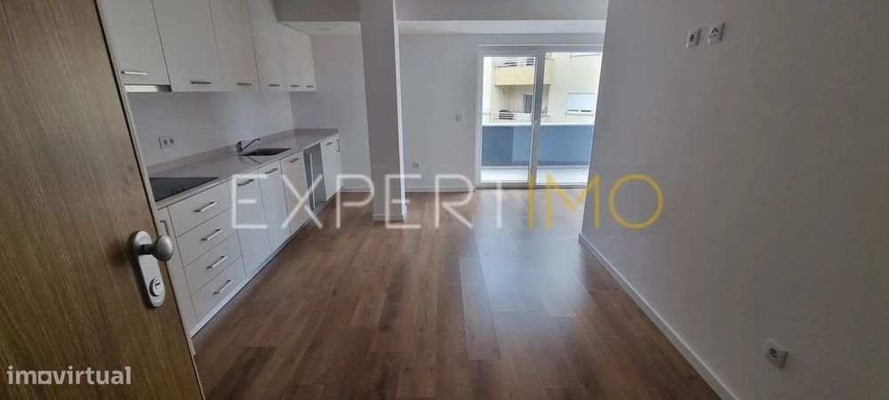 Apartamento T2, Novo, com varanda e garagem dupla