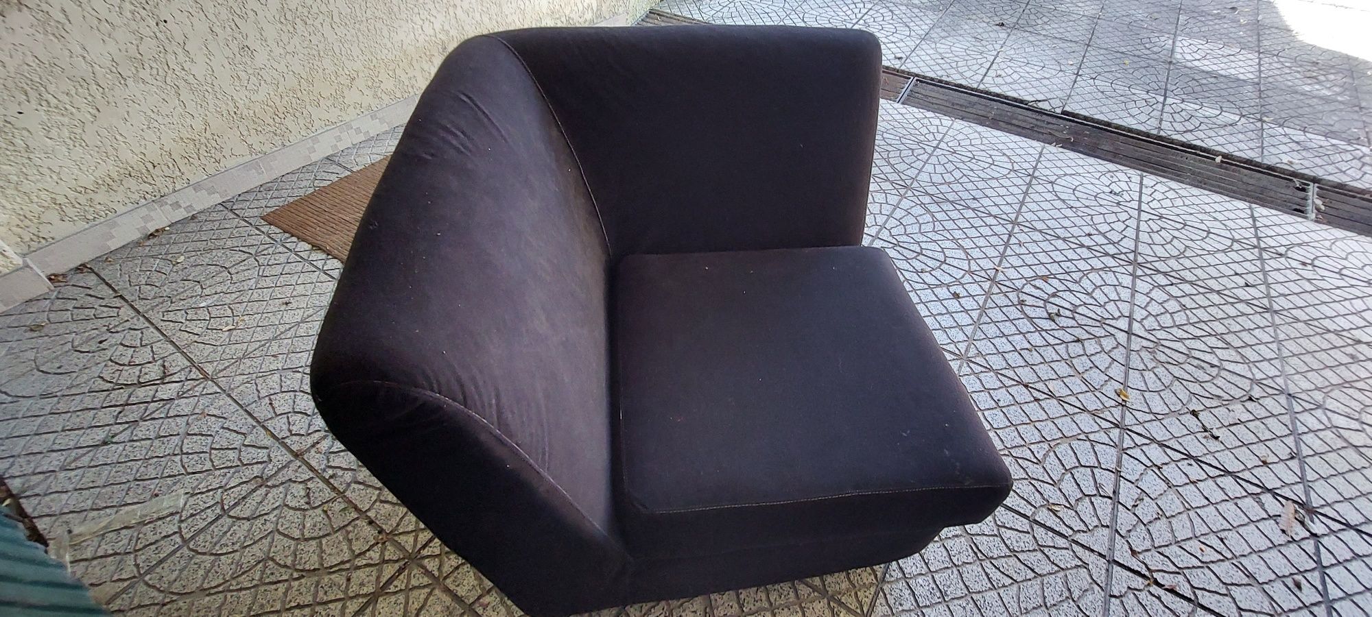 Sofa canto estufado preto linha branca