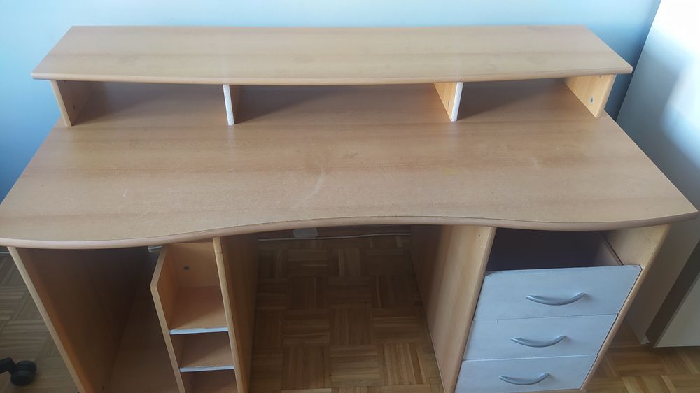 Duże pojemne biurko