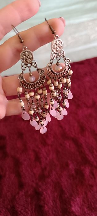 Bricos compridos em cor de rosa. Usados