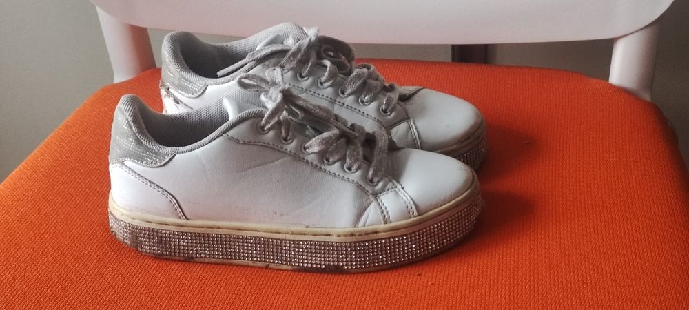 Кросівки зі стразами на підошві 32 розмір.