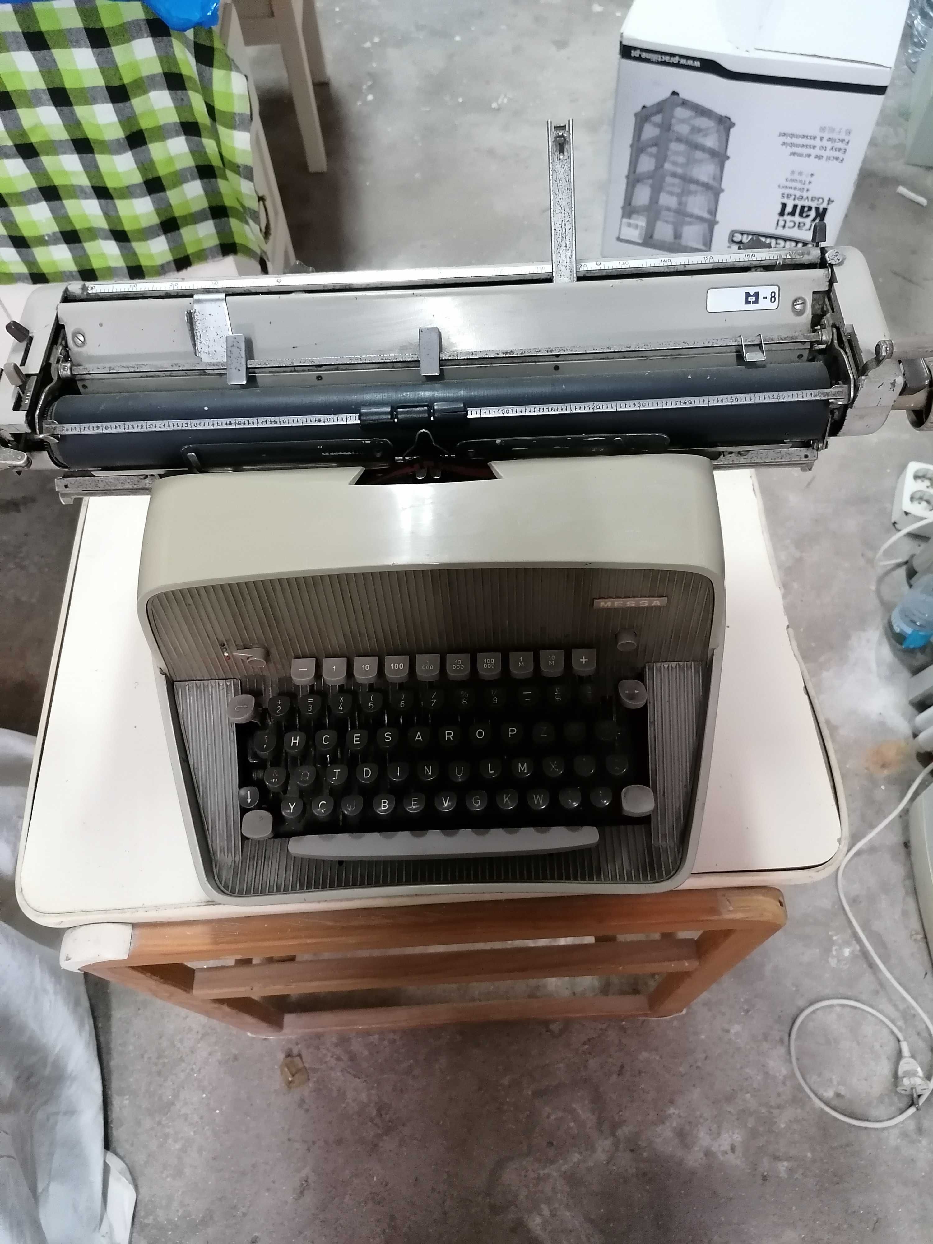 Máquina de escrever antiga