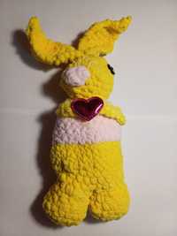 В'язаній жовтий кролик