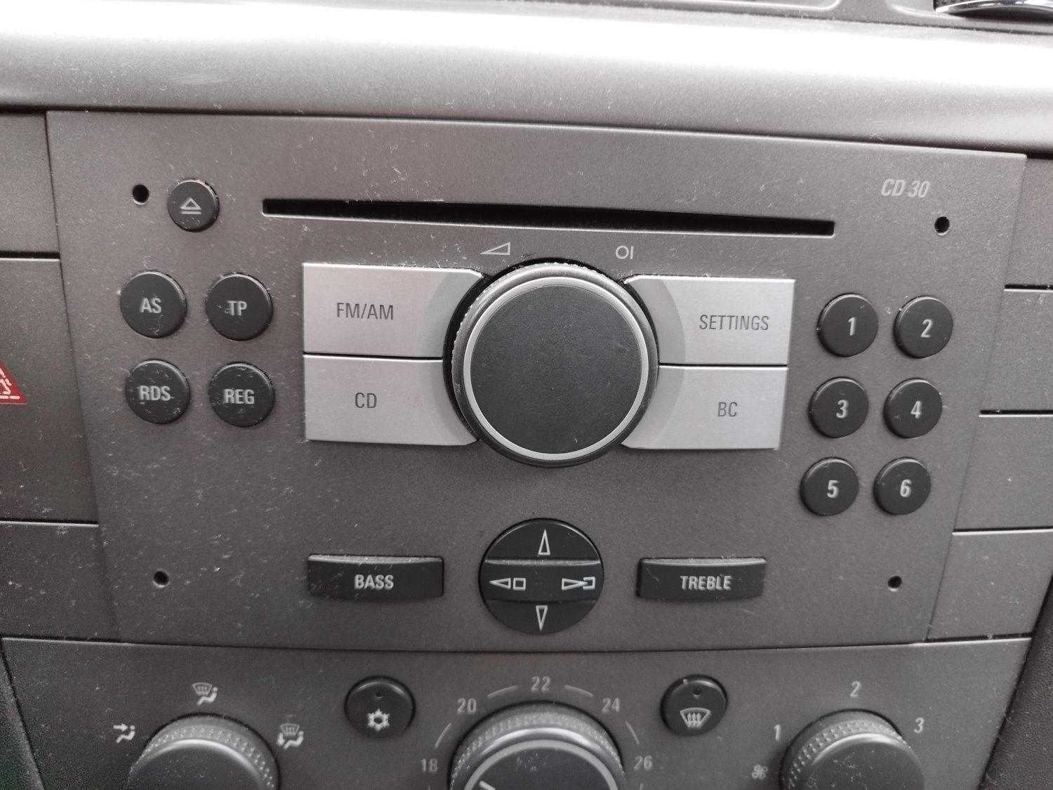 Radio Opel CD30 z wyświetlaczem