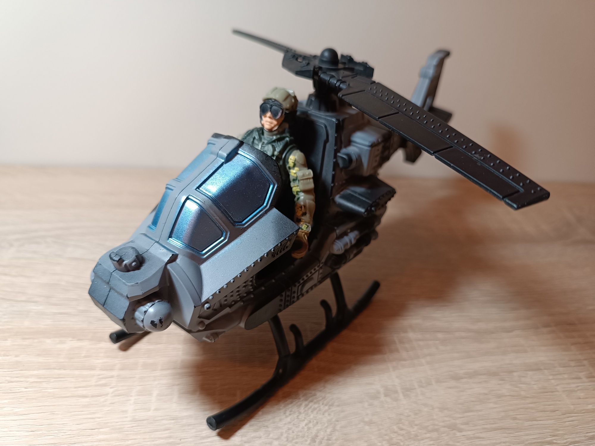 Helikopter śmigłowiec plus figurka pilota czap mei