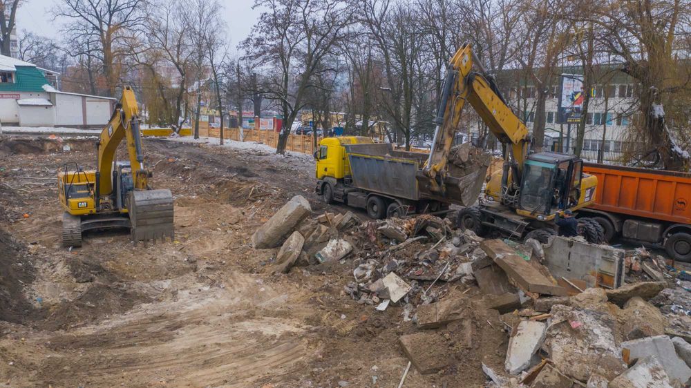 Демонтажні роботи. Демонтаж споруд, бетону, ферм. Знесення будинку