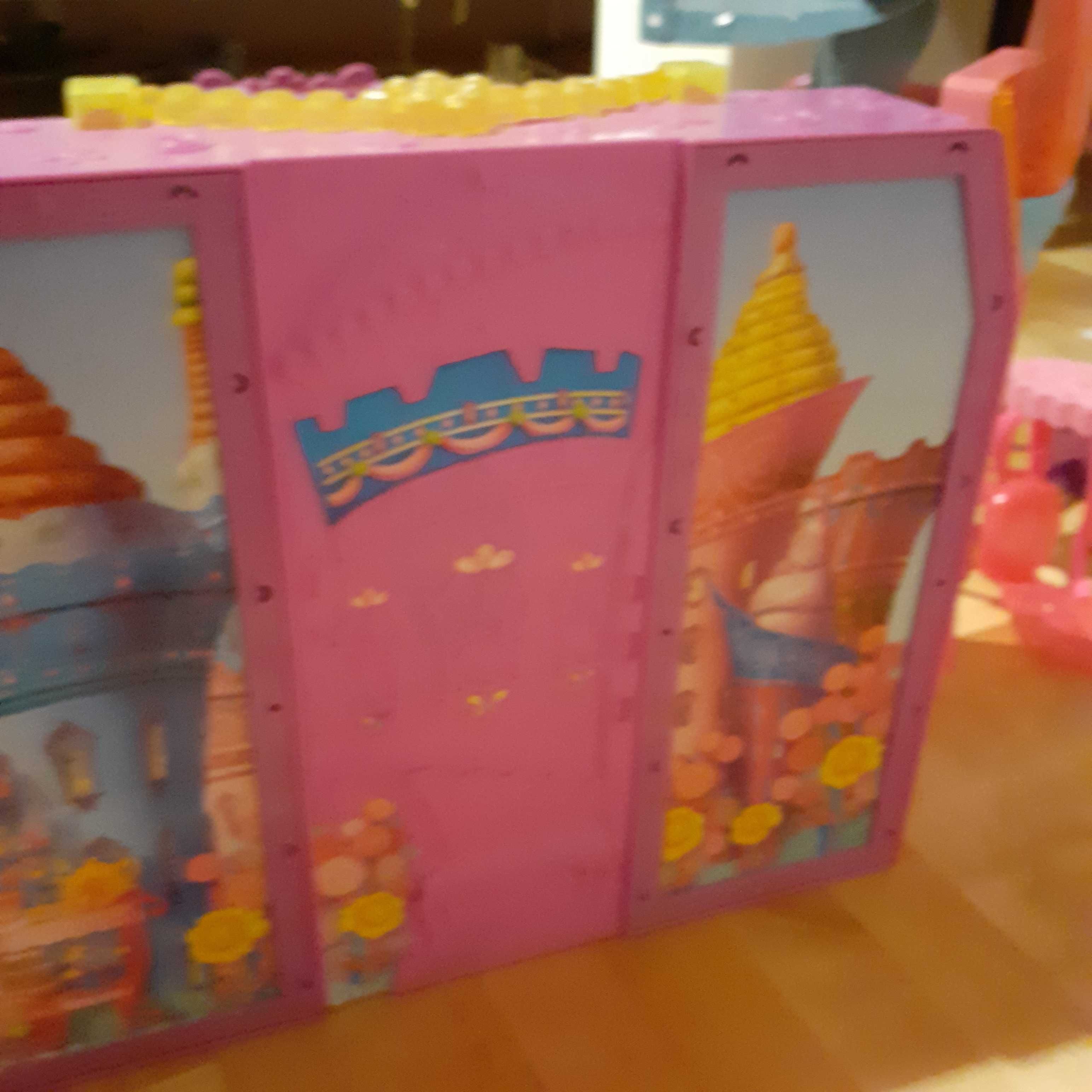 Zamek w walizce dla Barbie