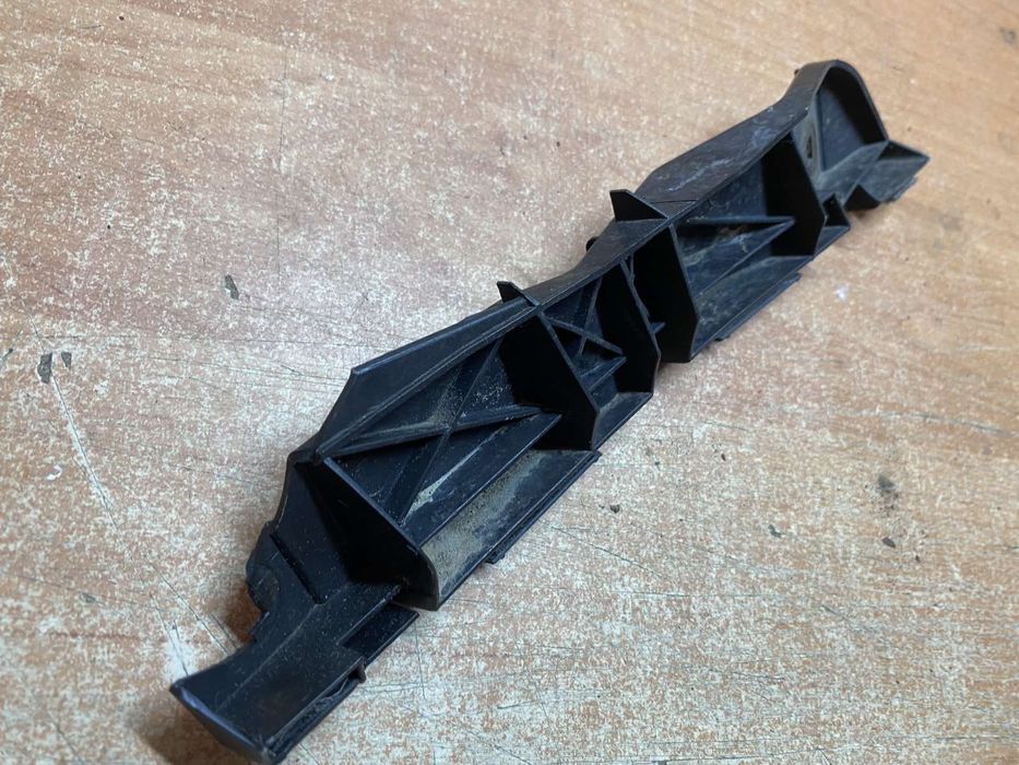 52535-05020  пепедні права направляюча пласмаса бампера Авенсіс Т25