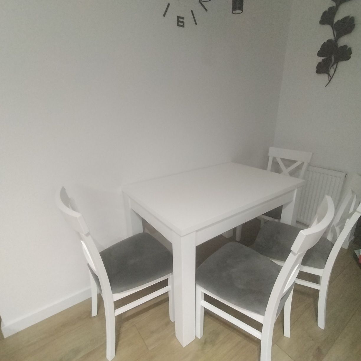 Komplet stół plus 4 krzesła