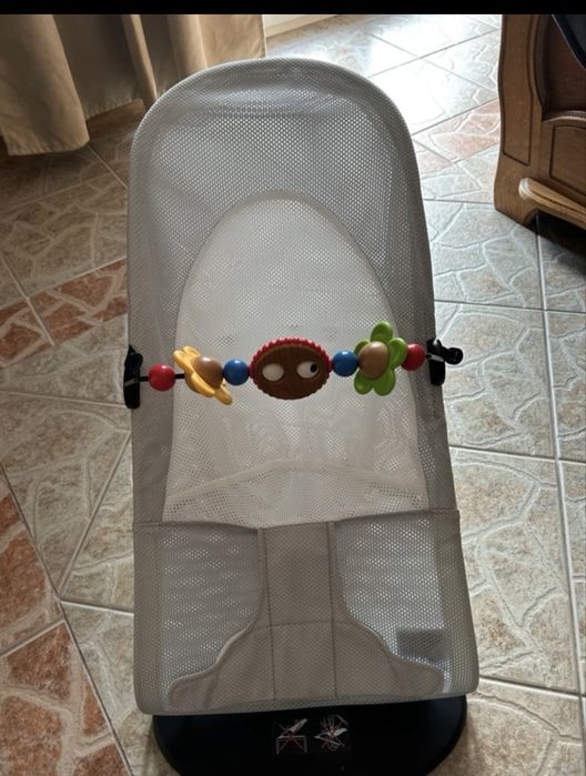 Baby Bjorn z zabawka