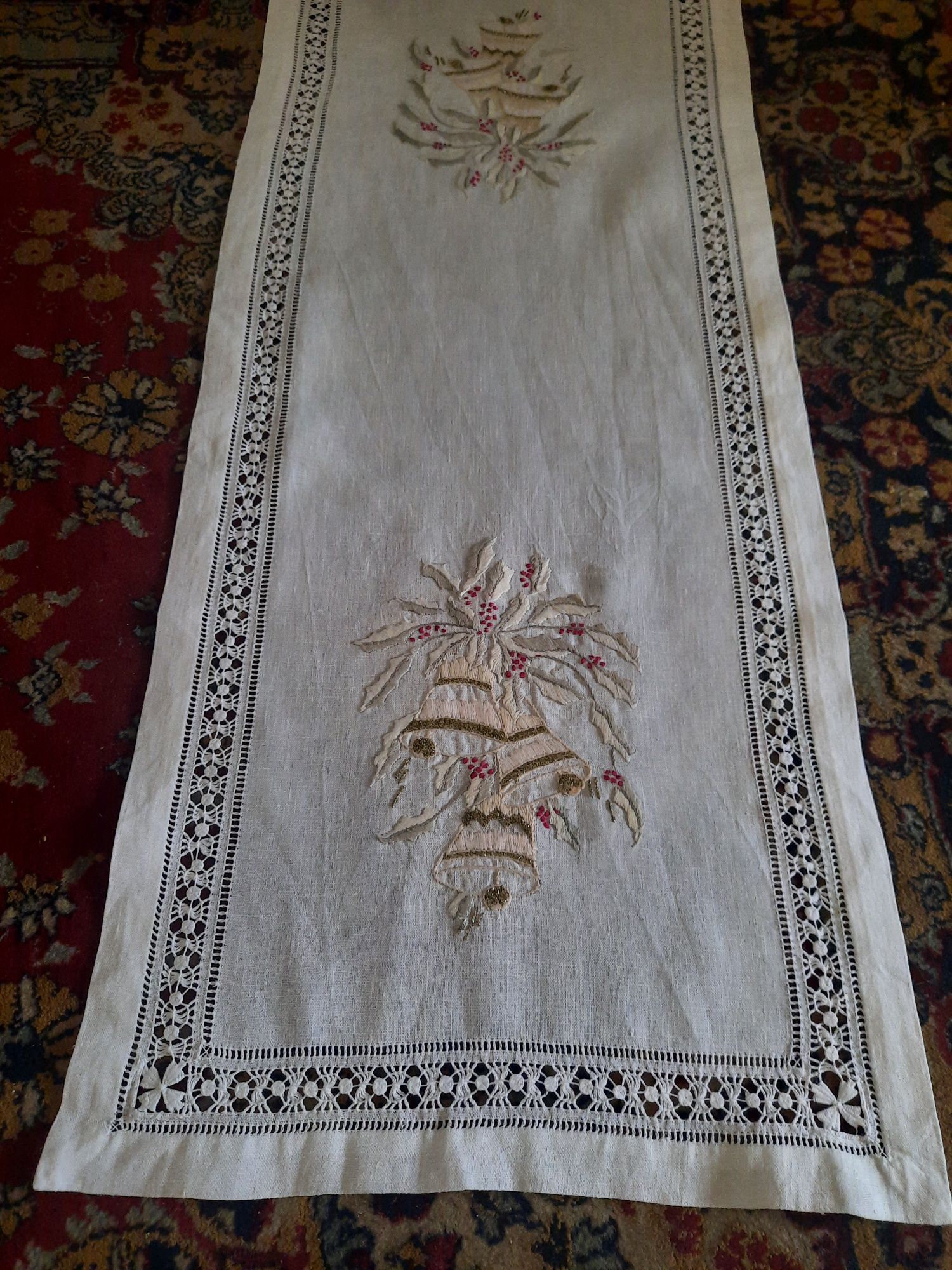 Lniany bieżnik z ręcznym haftem I mereżką 97x40 cm.