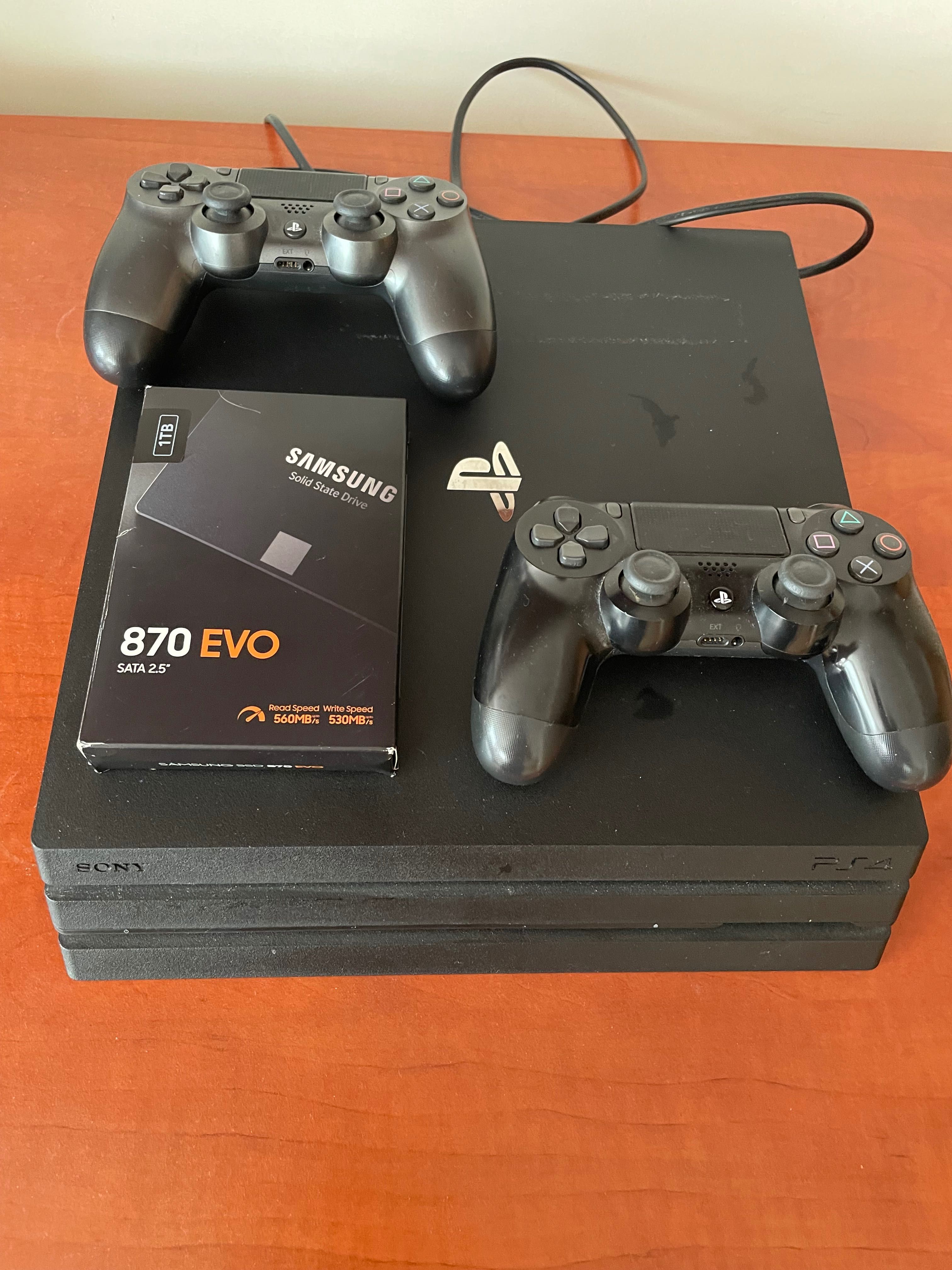 Konsola PS4 Pro CUH-7216B Szybki dysk 1TB SSD Samsung 870 EVO, 2 Pady