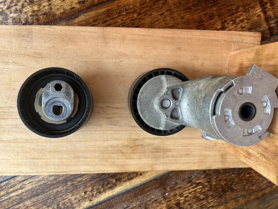 Ролик натяжний генератора та ролик натяжний грм
