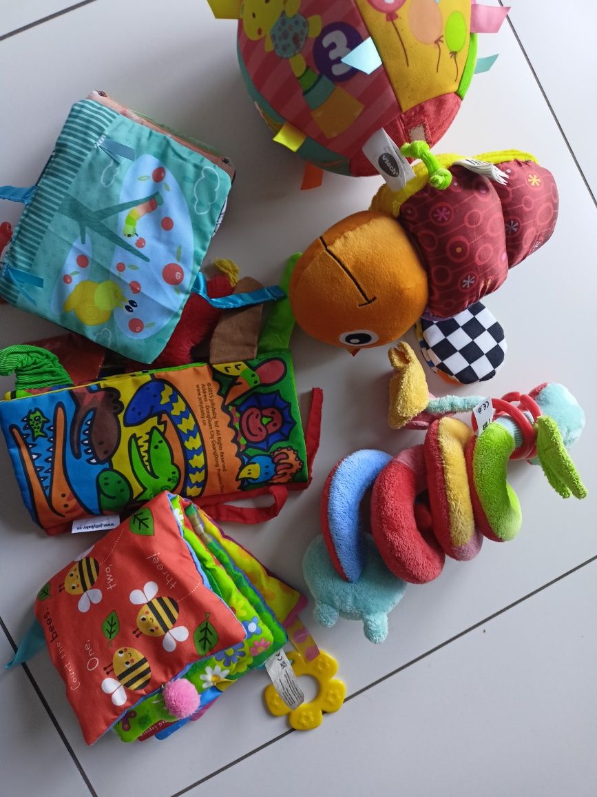 Zestaw kolorowych zabawek dla malucha książeczki piłka Lamaze