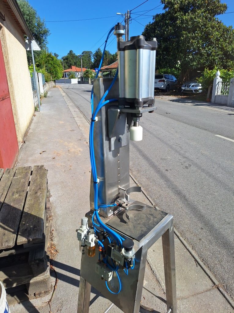 Capsulador de garrafas pneumática
