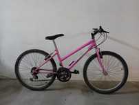 Bicicleta rosa com mudanças