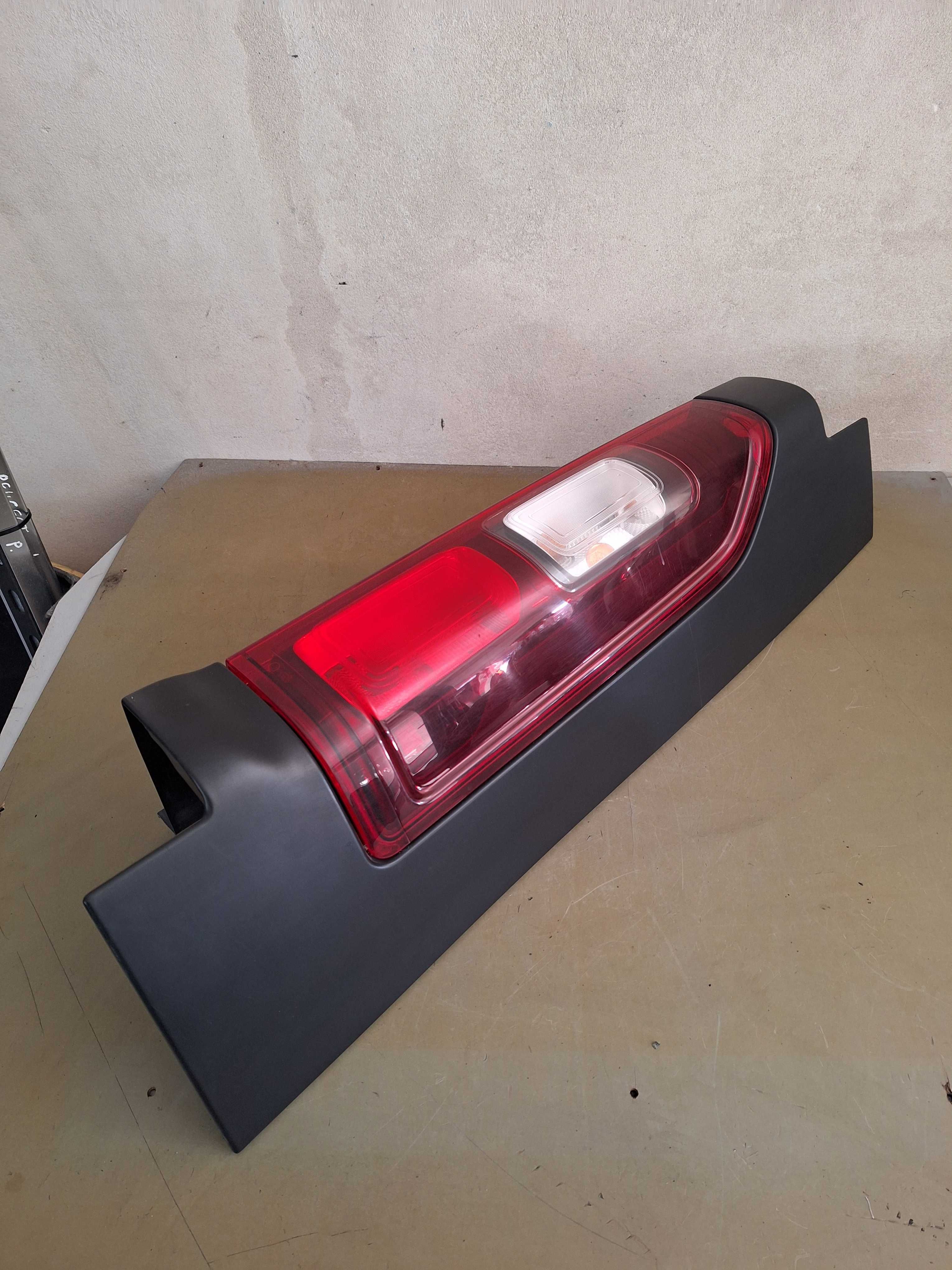 Lampa tylna prawa vivaro trafic nv300 14-