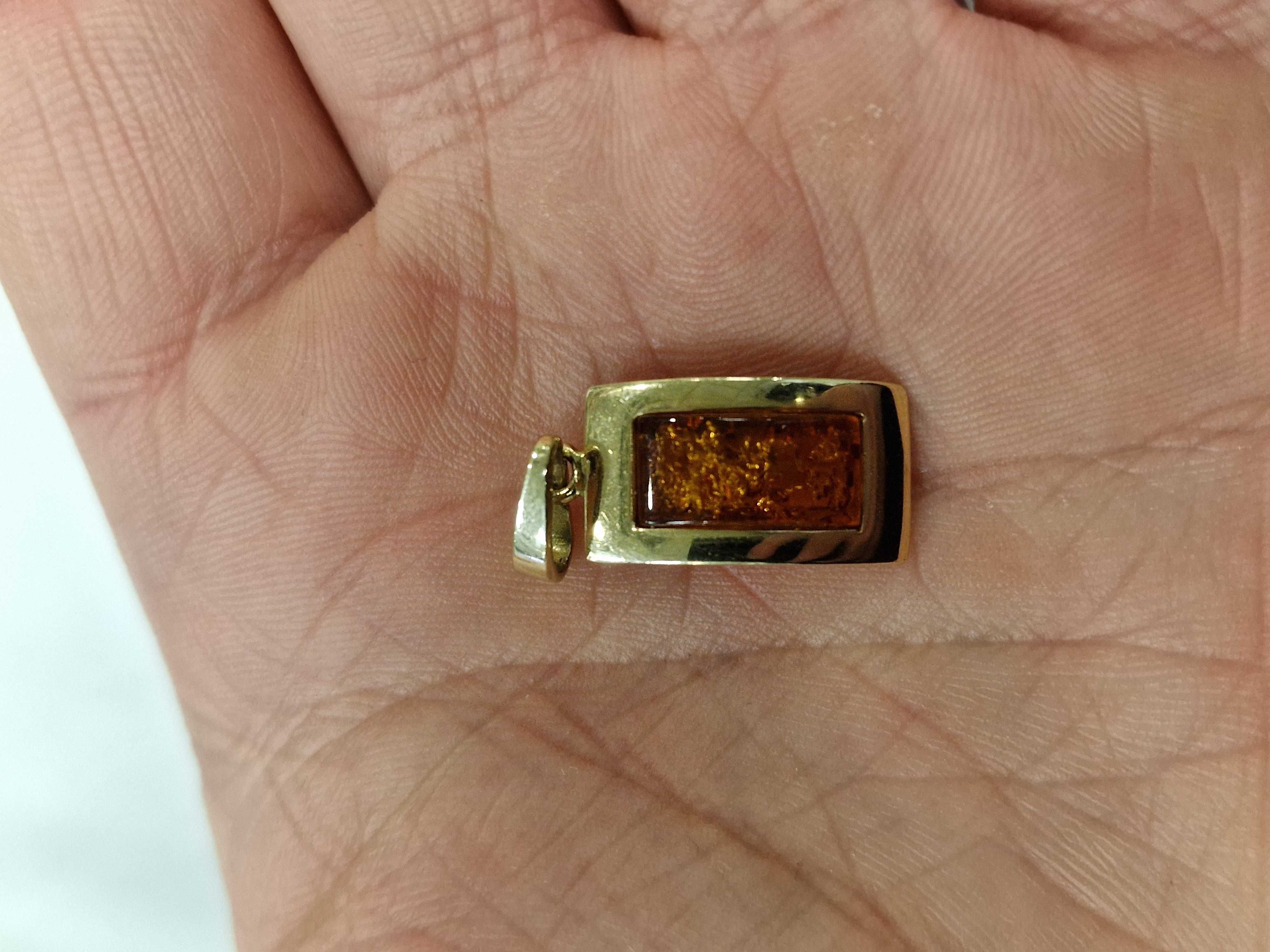 Złoty wisiorek damski/ 585/ 2.03 gram/ Bursztyn