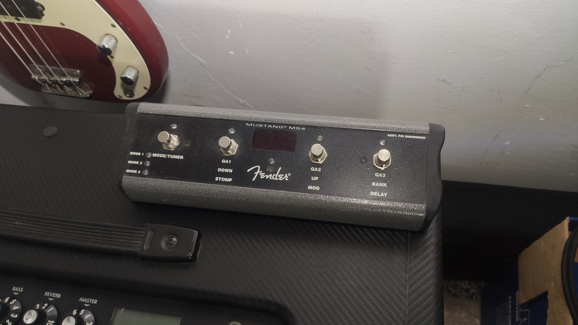 Amplificador Fender Mustang IV + Mustang Floor