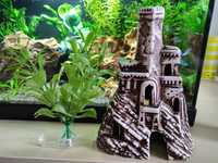 Zamek i roślinka akwariowa idealne malego akwarium