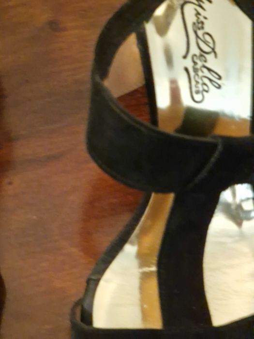 Sapatos pretos com salto em camurça