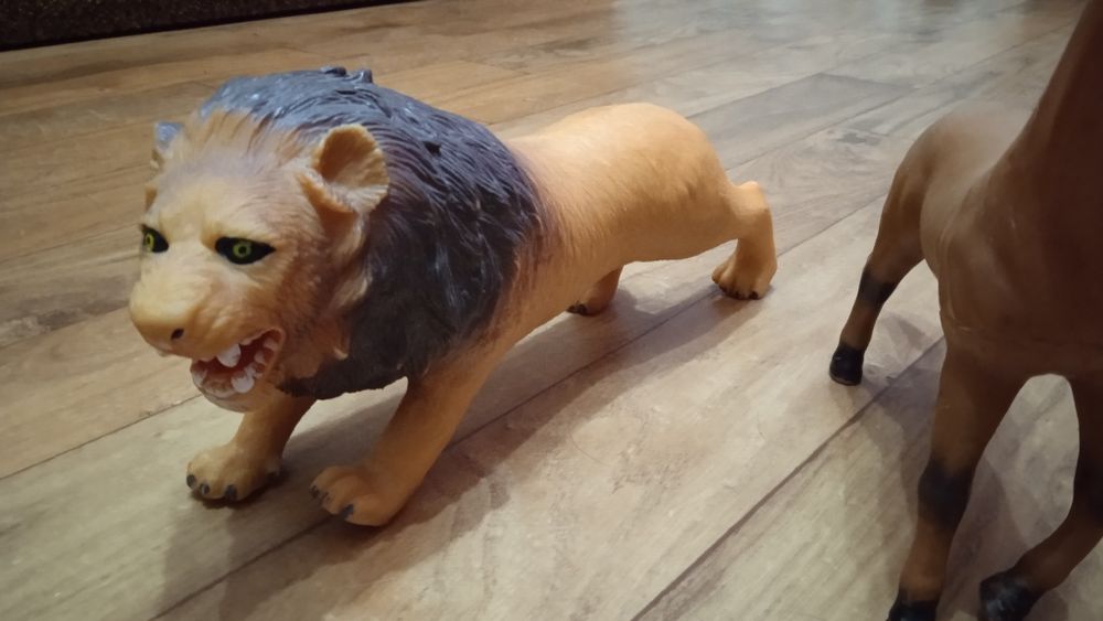 Звери большие  резиновые .