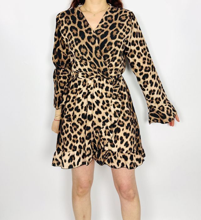 Krótka sukienka w panterkę z falbaną S 36