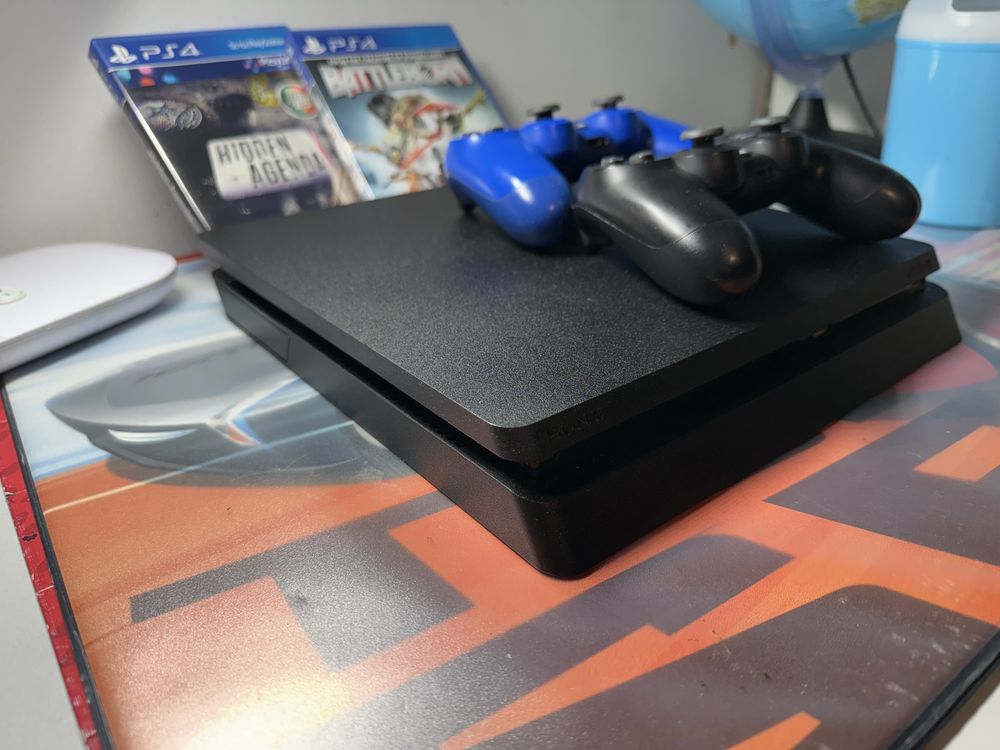 Playstation 4 slim de 1 Tb 2 comandos e 2 jogos