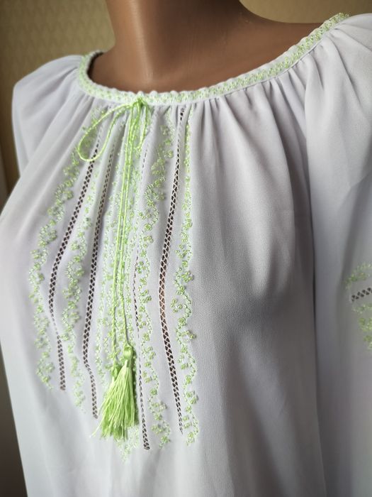 Жіноча шифонова вишиванка з салатовим бісером та поясом