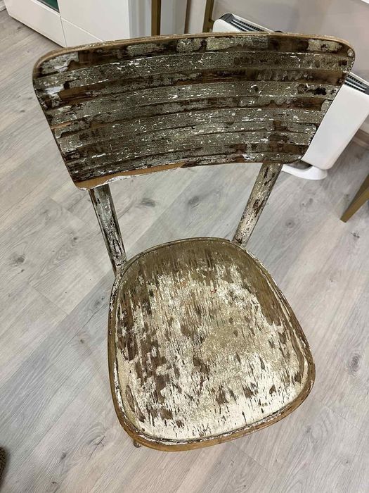 бра ручної роботи дерево та старовинний деревяний стул