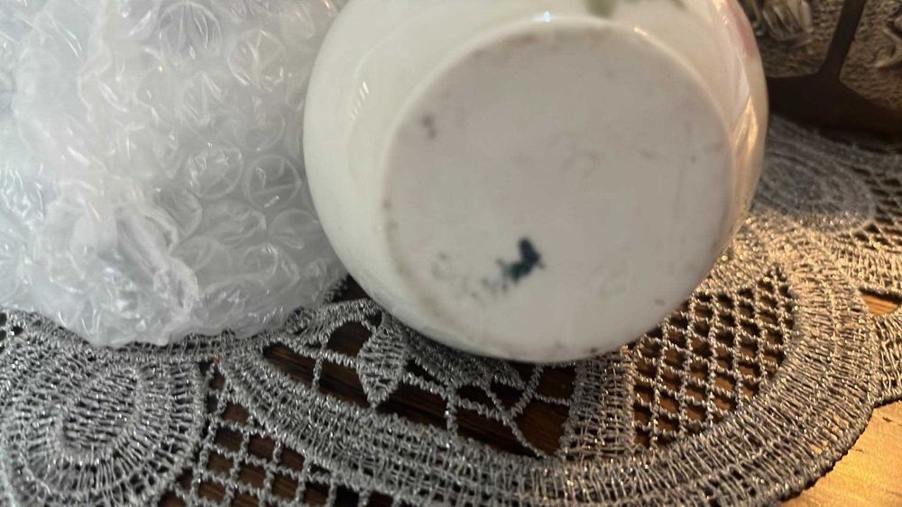 Porcelanowy wazonik mlecznik malowany porcelana szkliwiona