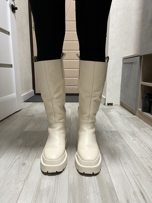 Бежеві високі чоботи