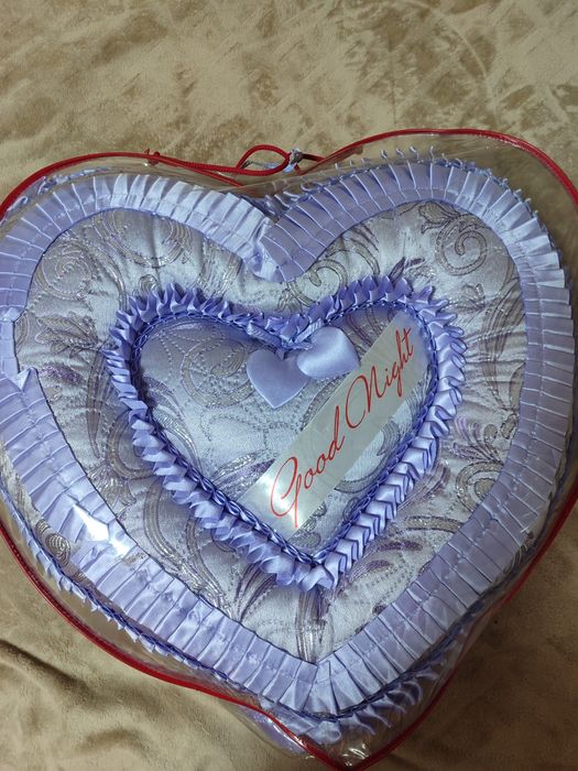 Спальный набор, покрывало и две подушки сердечко