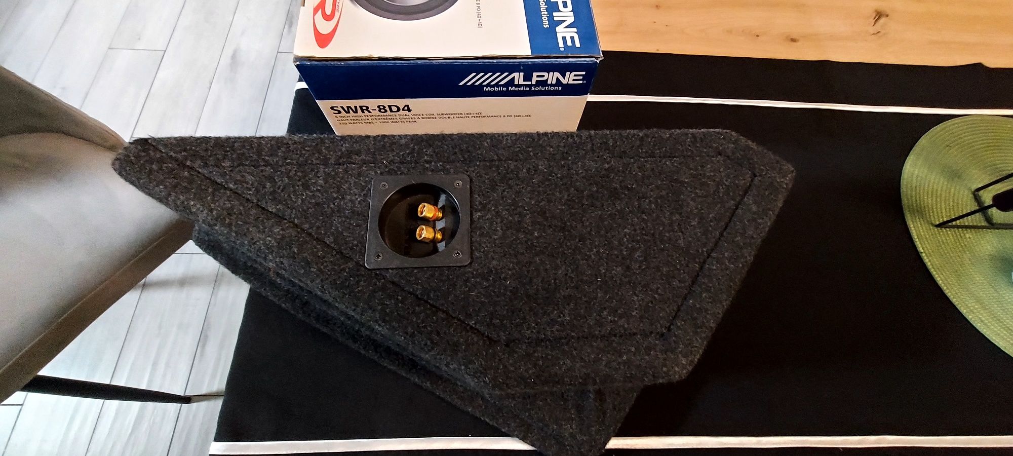 Subwoofer skrzynia do zabudowy w lewy boczek ALPINE  SWR-8D4  Golf IV