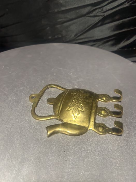 Wieszak mosiężny w kształcie czajniczka – 3 haczyki dekoracja vintage