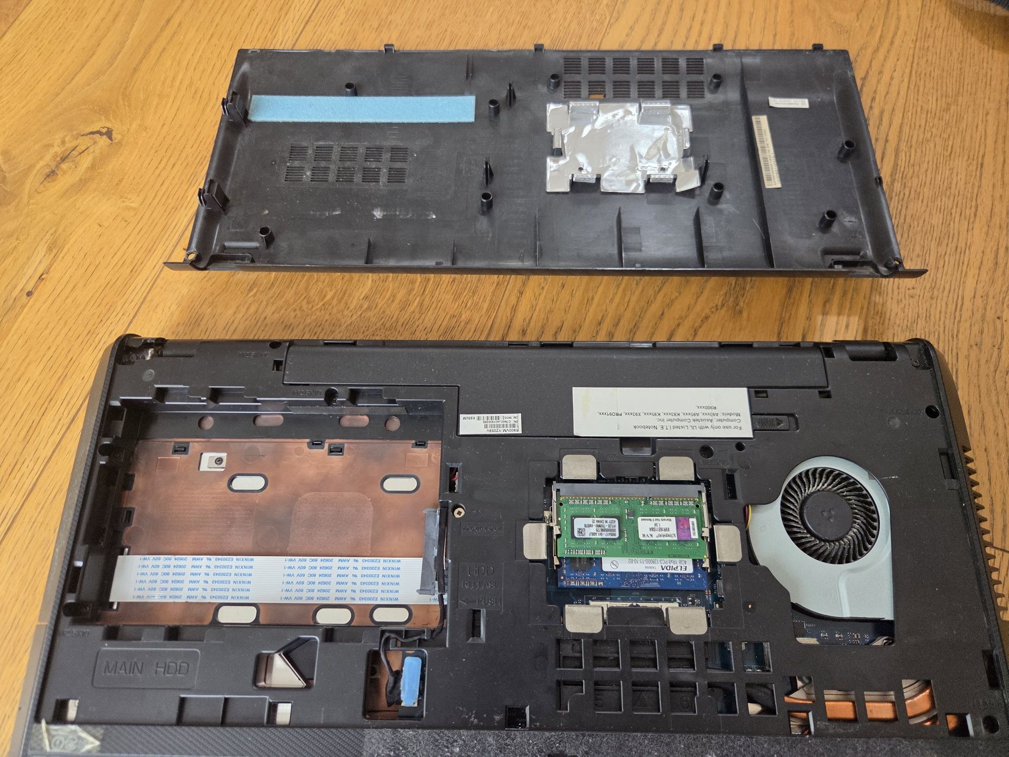 Asus K95V seria R900 uszkodzona obudowa