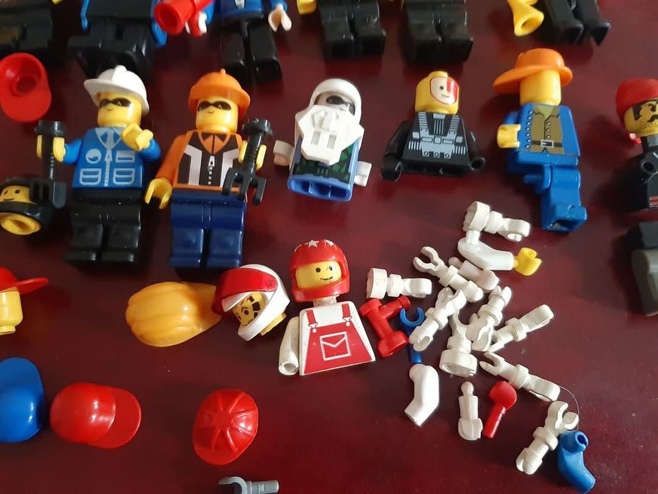 Conjunto de 20 Minifugures da Lego, 1 Fabuland Figura Bulldog
e vários