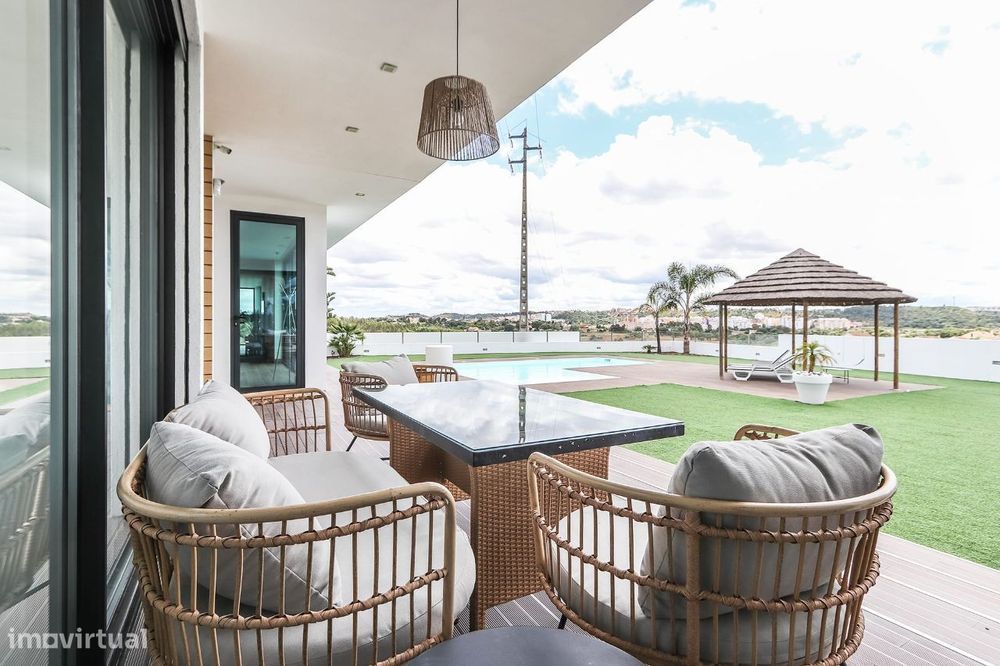 Moradia T3+1 com piscina, garagem e quintal