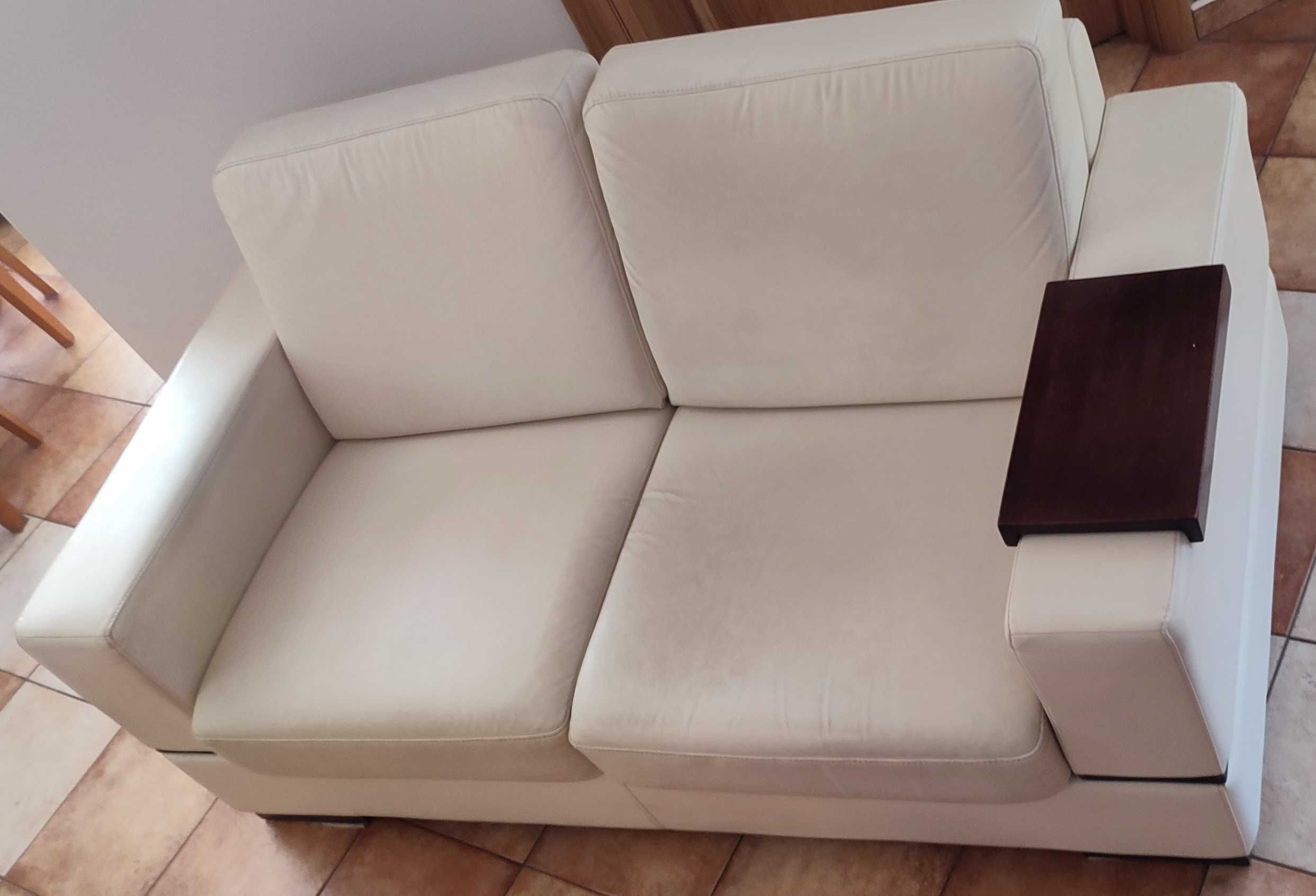 Sofa dwuosobowa, tapicerka skórzana.