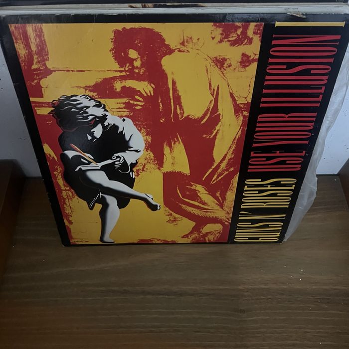 Vinis de varias bandas em cima referenciados