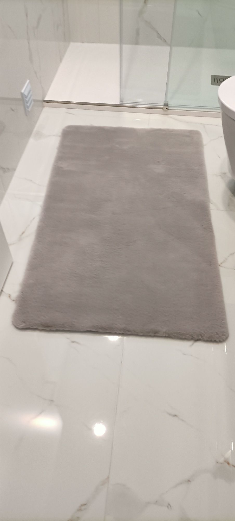 Tapete fofinho novo em cor cinza