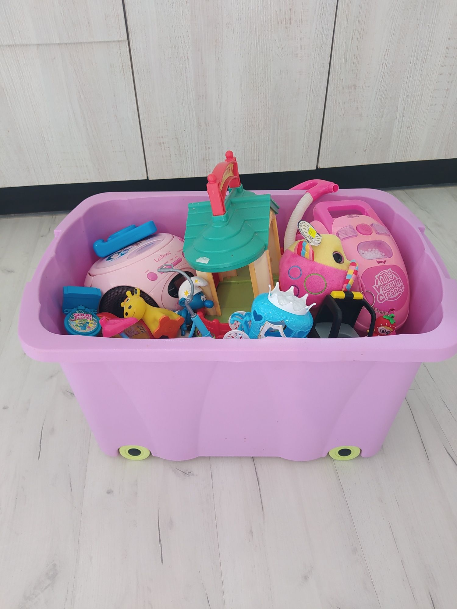 Wielkie pudełko zabawek dla dziecka