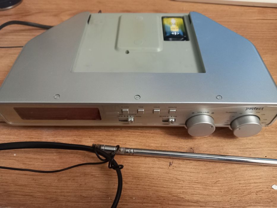 Radio z zegarkiem - PERFECT model CR-630L