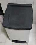Balde do Lixo branco e preto